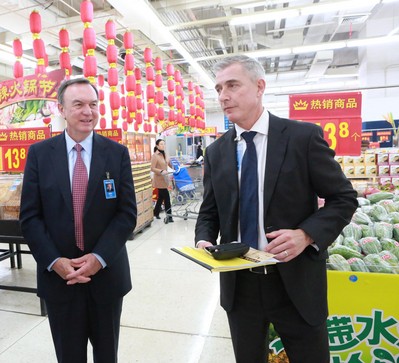 沃爾瑪全球CEO麥道克和中國CEO高福瀾考察大賣場，深入了解市場