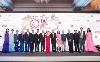 左起2012環(huán)球小姐、威華鞋業(yè)總經(jīng)理梁賀程、BBC國際執(zhí)行總經(jīng)理Lawrence Yang、紅森公司董事長林智榮、達(dá)芙妮國際控股有限公司主席陳英杰、鞋柜“天使的足跡”公益形象代言人任賢齊、FACE主席Jim Issler、“中國美基金”代表靳羽西、“新華愛心教育基金會”理事長張君達(dá)、“國立愛心基金”代表種丹妮、“愛的痕跡教育計劃”創(chuàng)辦人姜育恒、“中國殘疾人福利基金會”副理事長邢建緒先生、“音樂之帆”創(chuàng)辦人柴亮、中國行動計劃代表Mr. Andrew