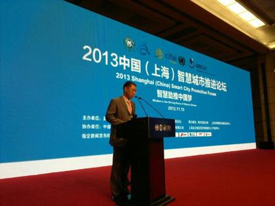 國家信息化專家咨詢委員會委員、中國互聯(lián)網協(xié)會副理事長高新民為獲獎城市頒獎