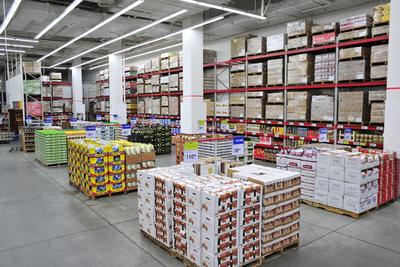 山姆深圳福田店大量使用大卡板陳列商品。
