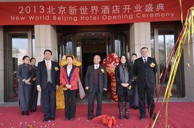 (由左至右)　 新世界中國地產(chǎn)北京總經(jīng)理陳子榮先生、新世界崇文公司法人代表陳艷女士、新世界發(fā)展主席鄭家純博士、瑰麗酒店集團首席行政總裁鄭志雯小姐及酒店總經(jīng)理魏得可先生于北京新世界酒店開業(yè)典禮。
