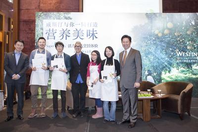 廣交會威斯汀酒店總經理車炳新（左一）、知名美食家歐陽應霽（左四）與廣州海航威斯汀酒店總經理鄭國良（右一）為獲獎媒體嘉賓頒獎