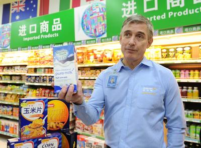在北京沃爾瑪清河店，沃爾瑪中國總裁高福瀾向記者介紹沃爾瑪進口商品