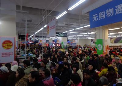 沃爾瑪云南昆明昌源中路店盛大開業(yè)，商場內(nèi)人頭涌涌，工作人員馬不停蹄